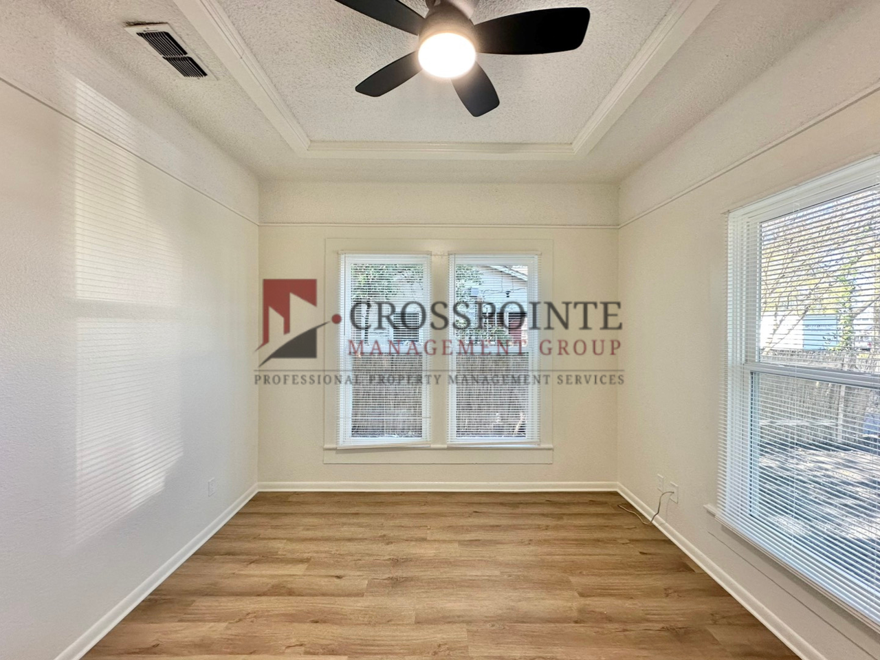 403 E Noble St - Photo 3 of 15