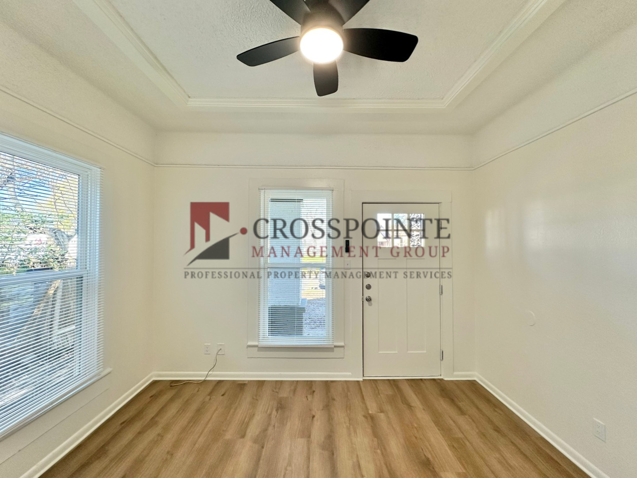 403 E Noble St - Photo 4 of 15