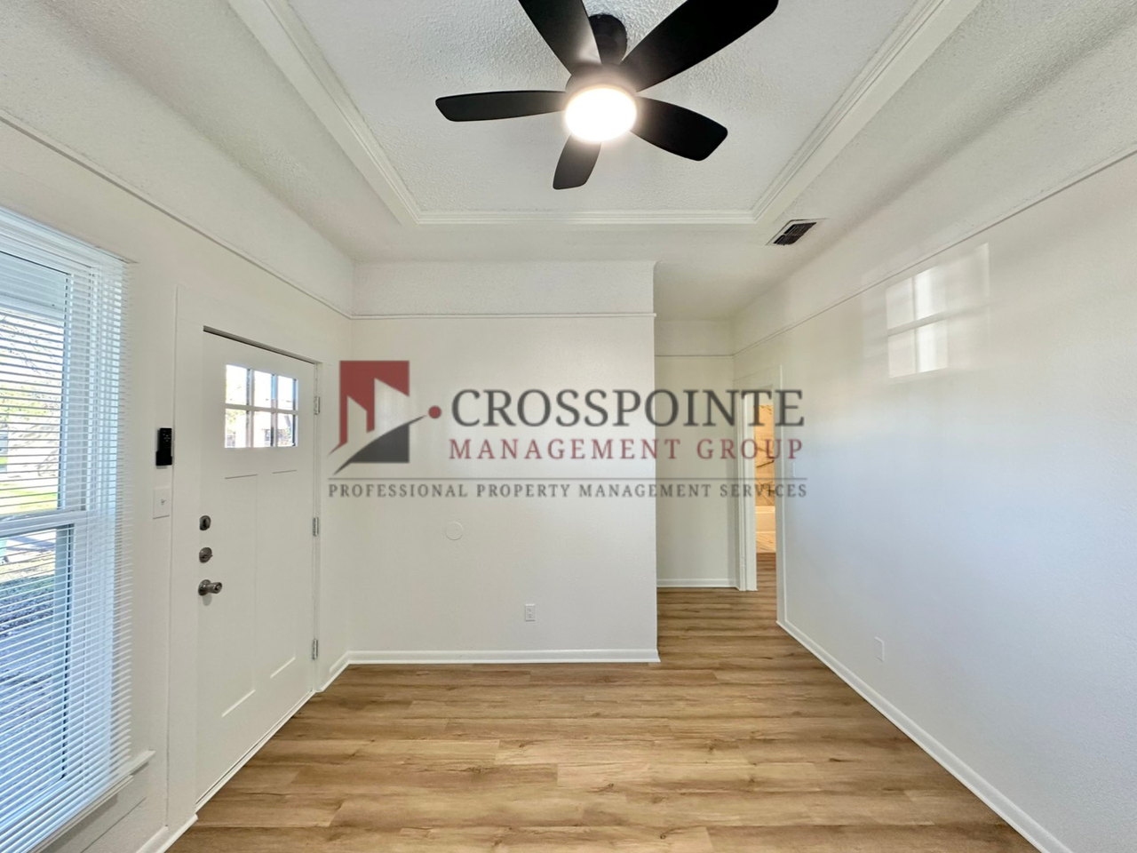 403 E Noble St - Photo 5 of 15