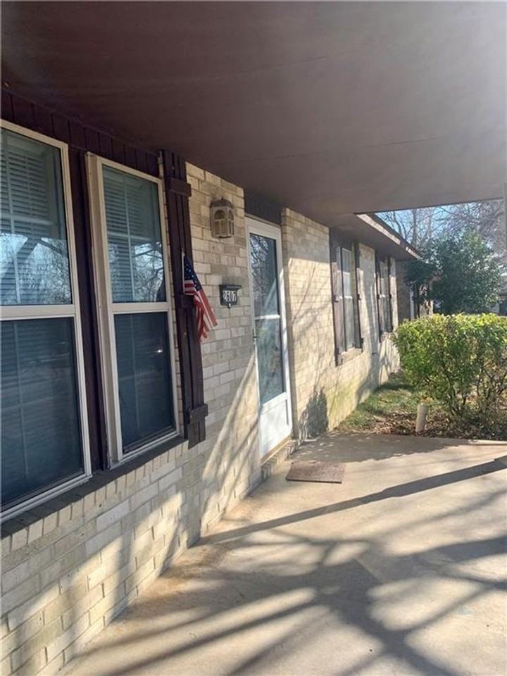 2607 Lee St - Photo 3 of 24