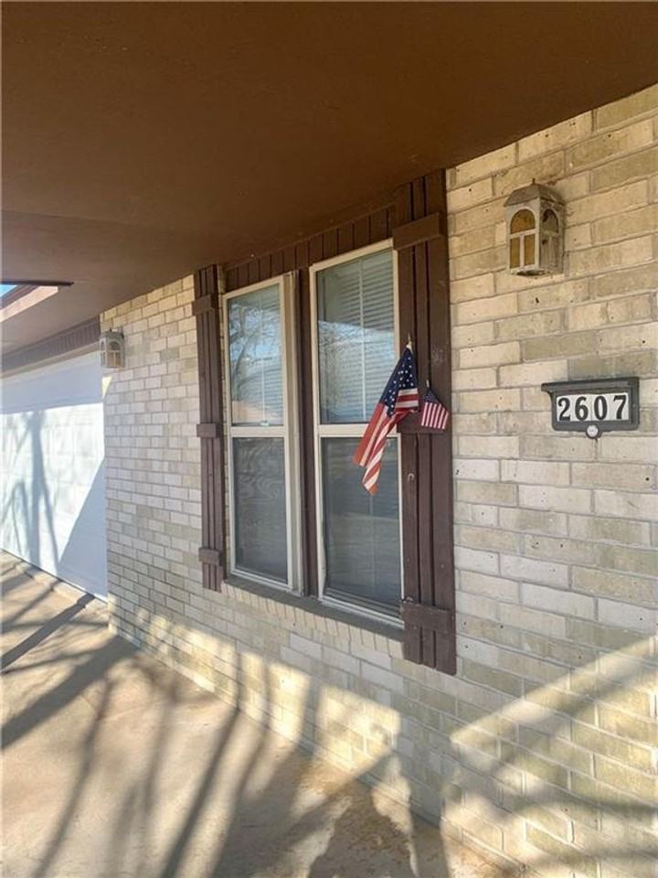 2607 Lee St - Photo 4 of 24