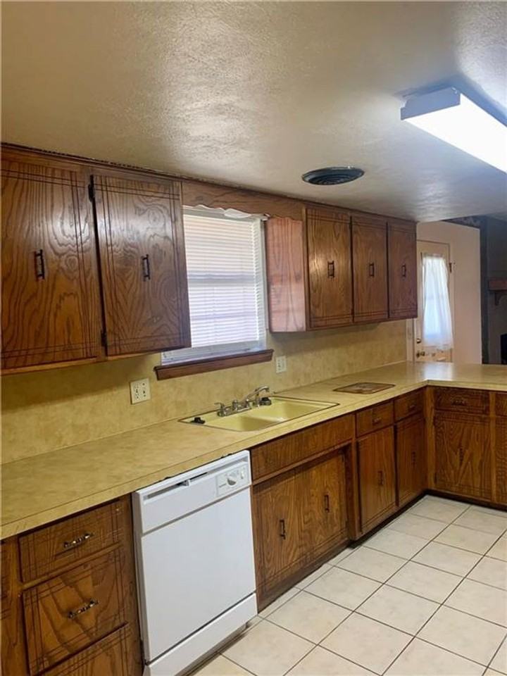 2607 Lee St - Photo 5 of 24