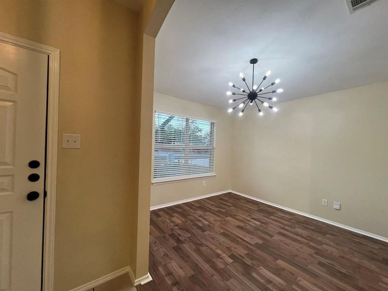 137 Salado Dr - Photo 4 of 46