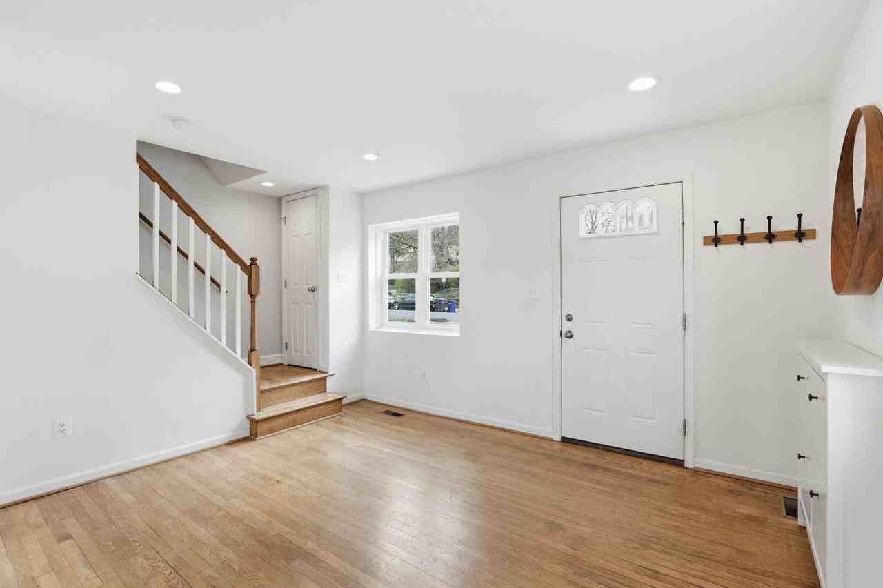 2306 Riverview Ter - Photo 3 of 34