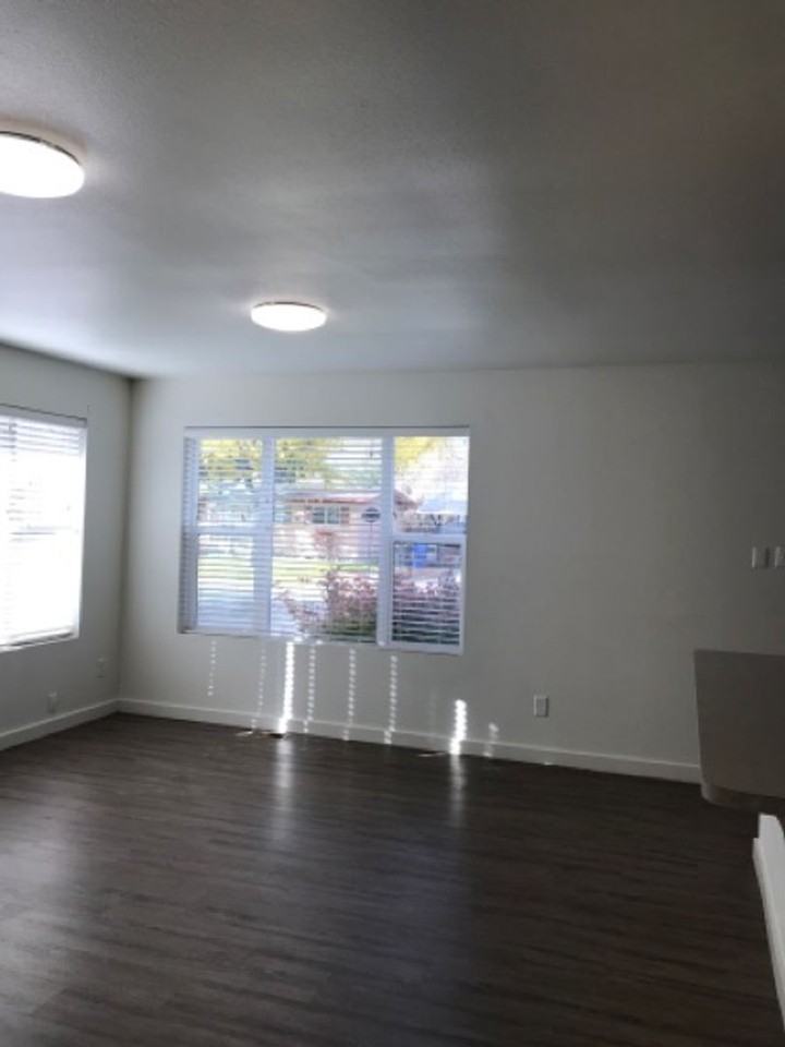 584 Monroe St - Photo 3 of 8