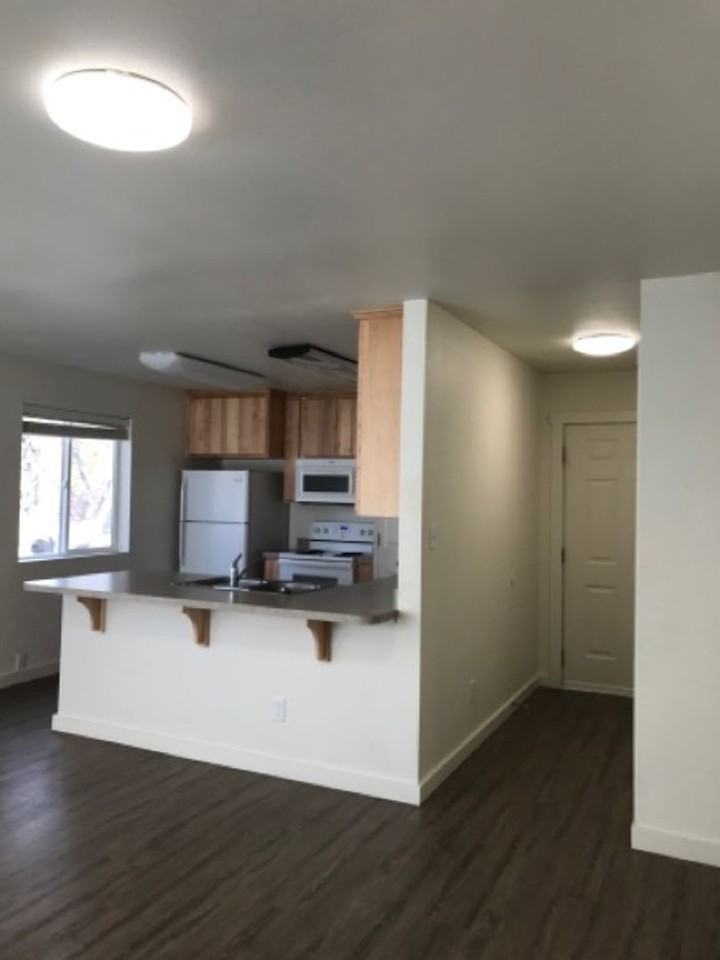 584 Monroe St - Photo 4 of 8