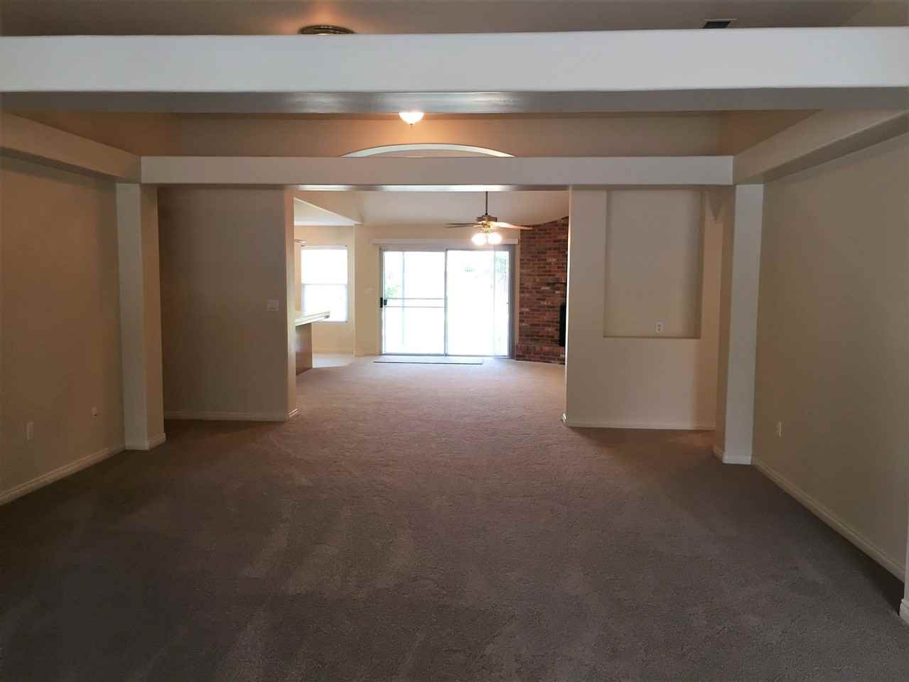 5801 Roscomare St - Photo 4 of 25