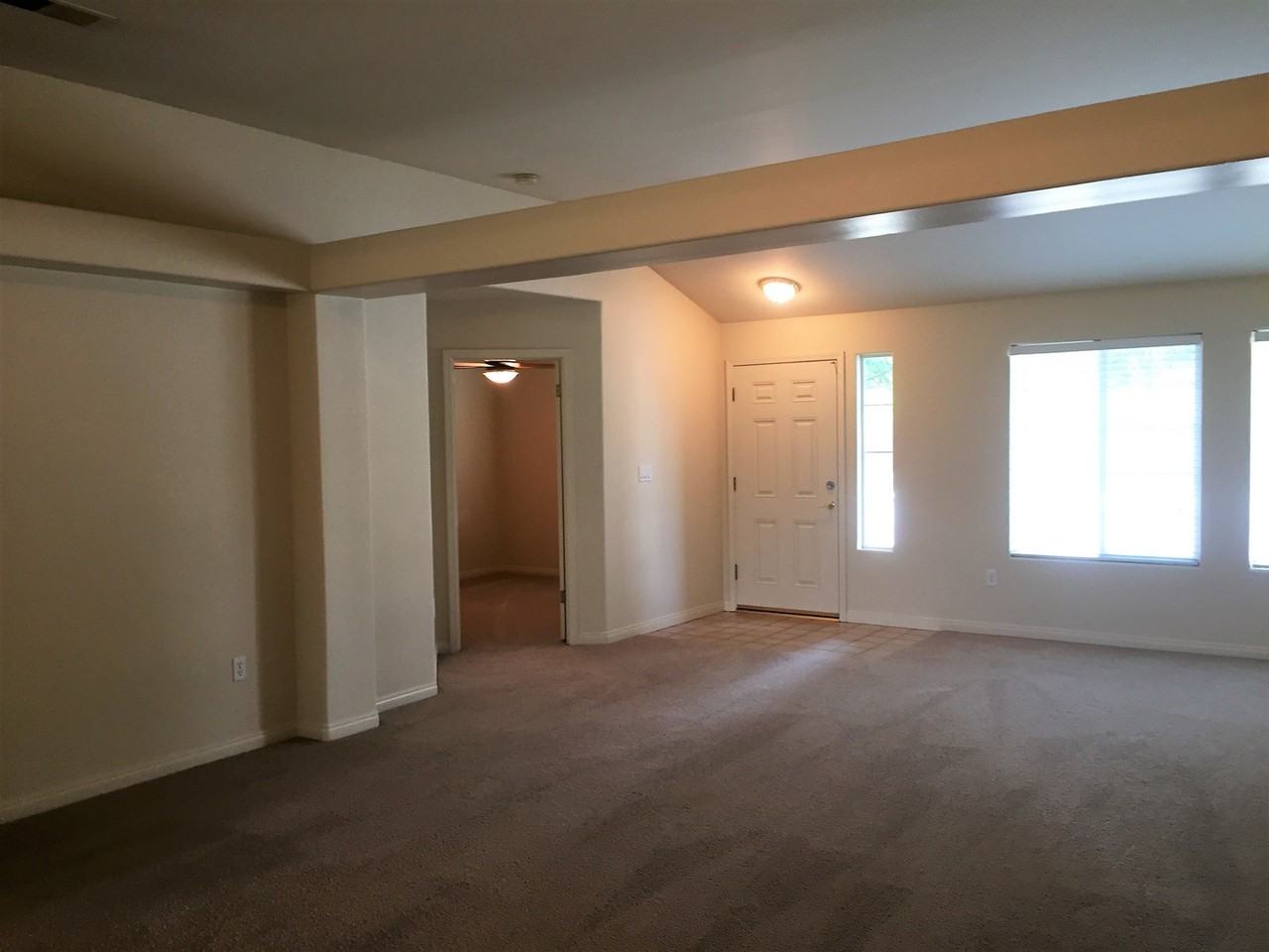 5801 Roscomare St - Photo 5 of 25