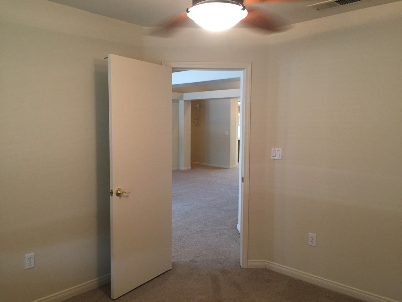 5801 Roscomare St - Photo 6 of 25