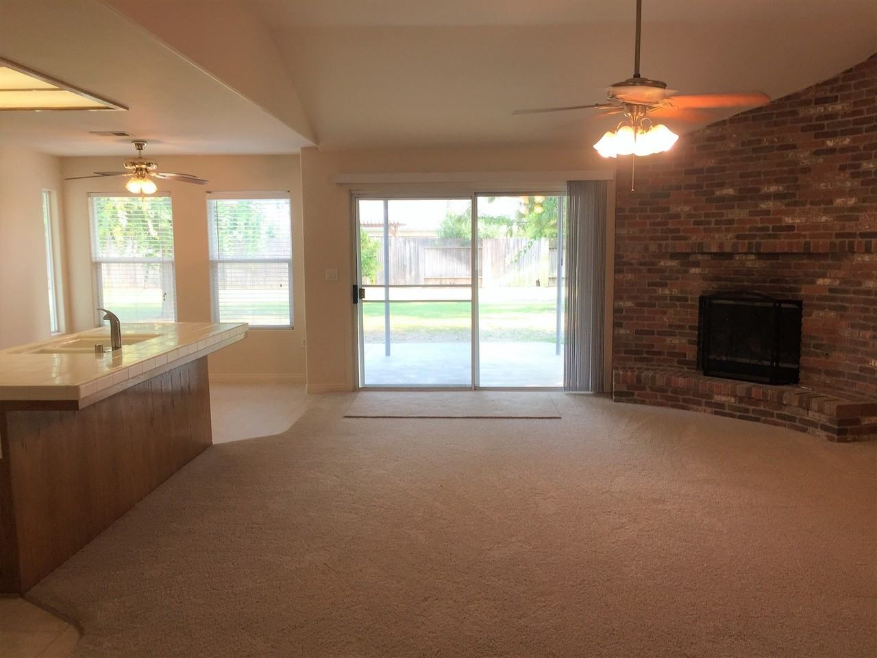 5801 Roscomare St - Photo 7 of 25