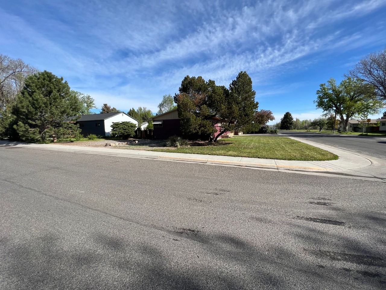 1004 N Broadway Ave - Photo 3 of 20