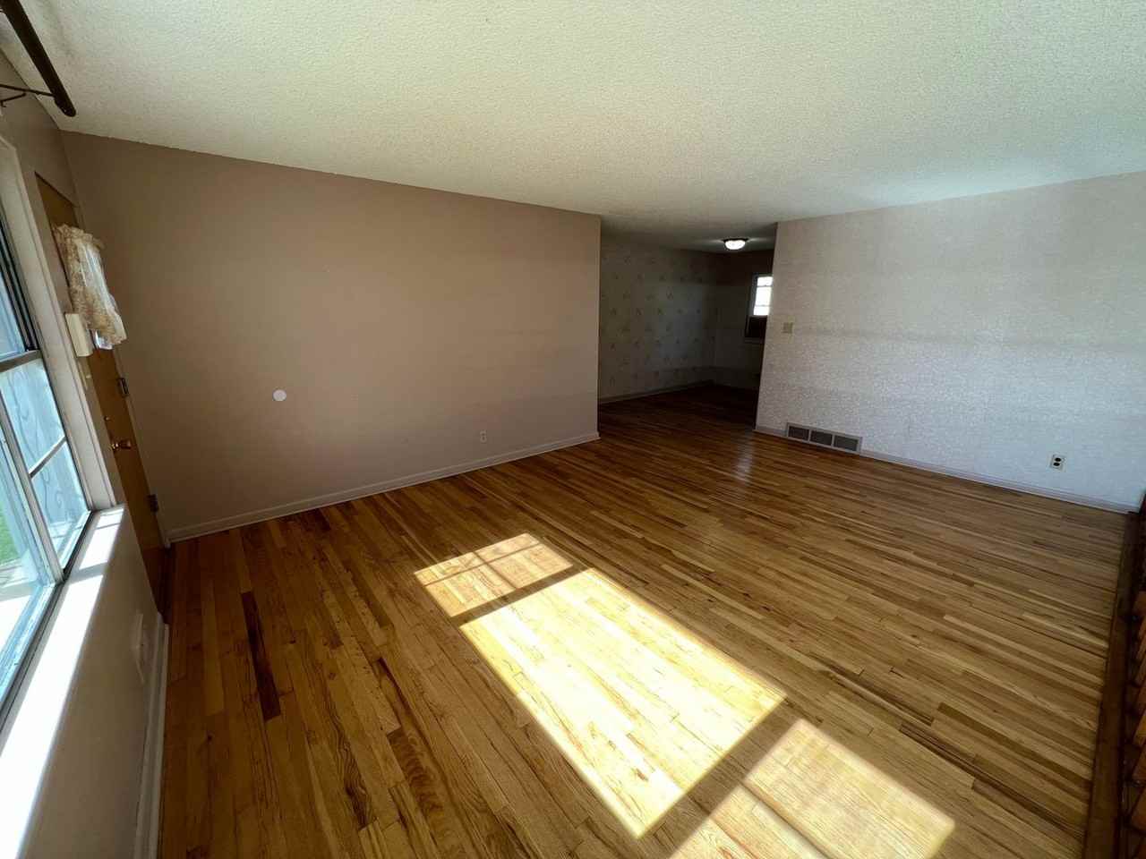 1004 N Broadway Ave - Photo 7 of 20