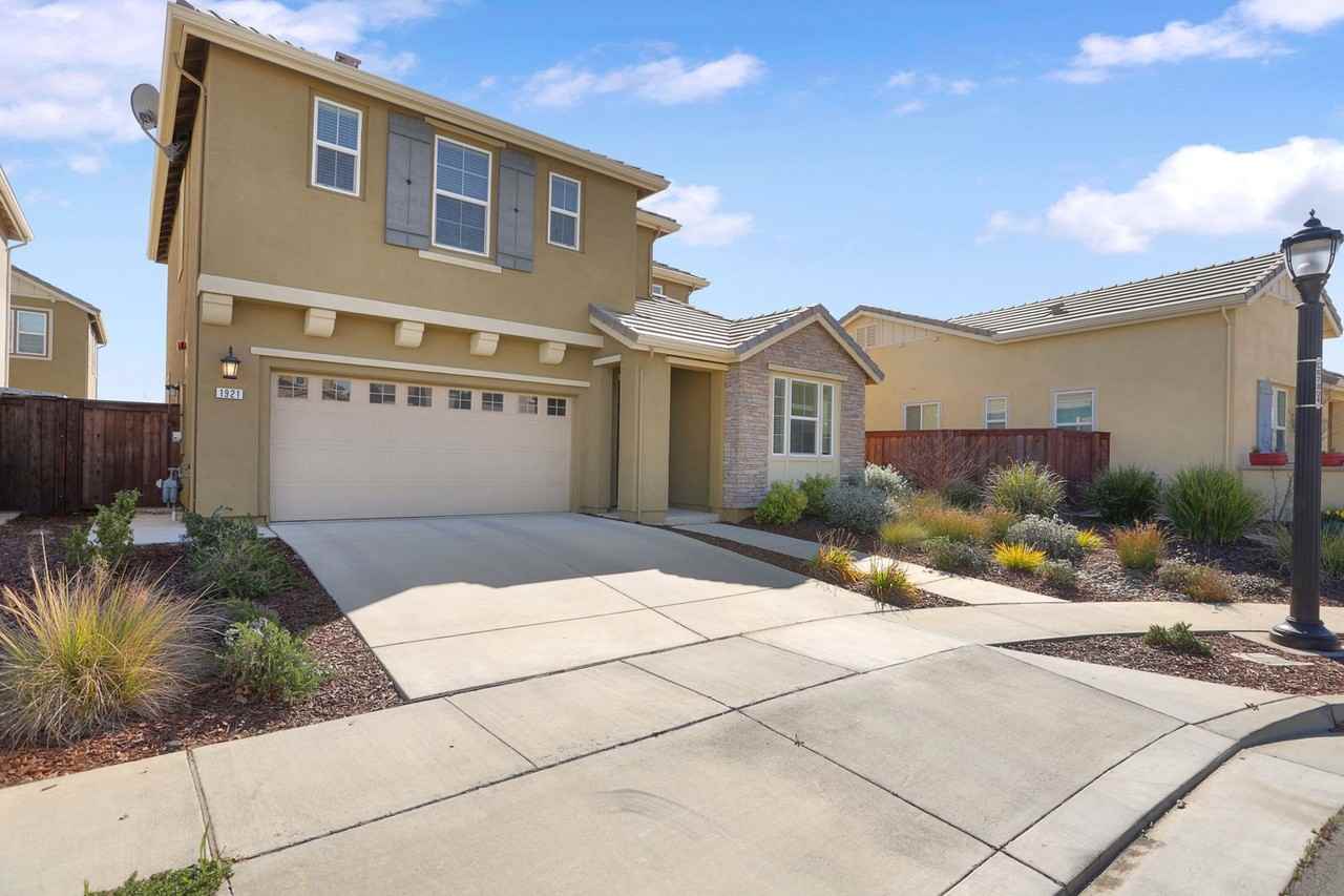 1921 Earl Ct - Photo 2 of 34