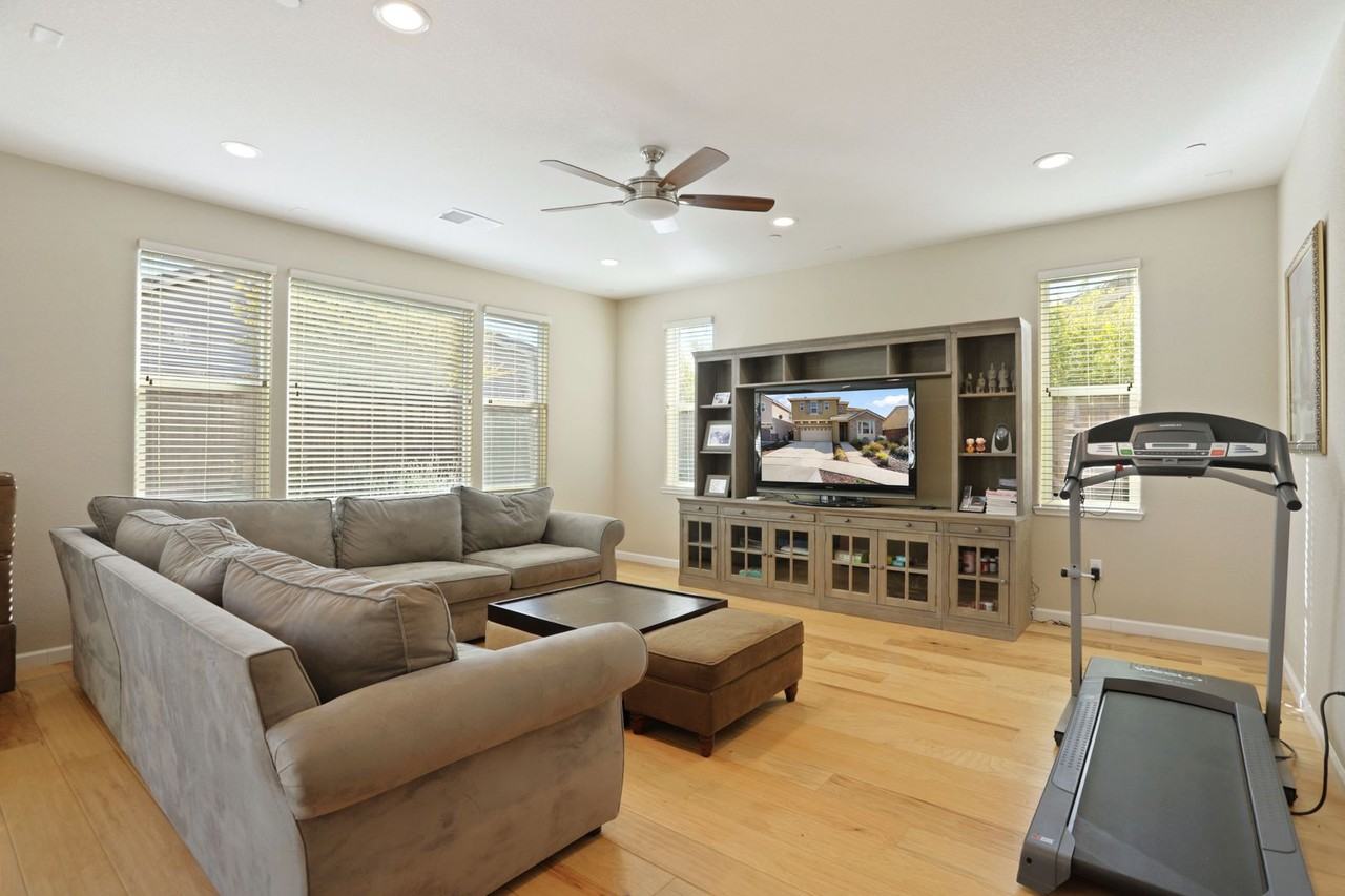 1921 Earl Ct - Photo 5 of 34