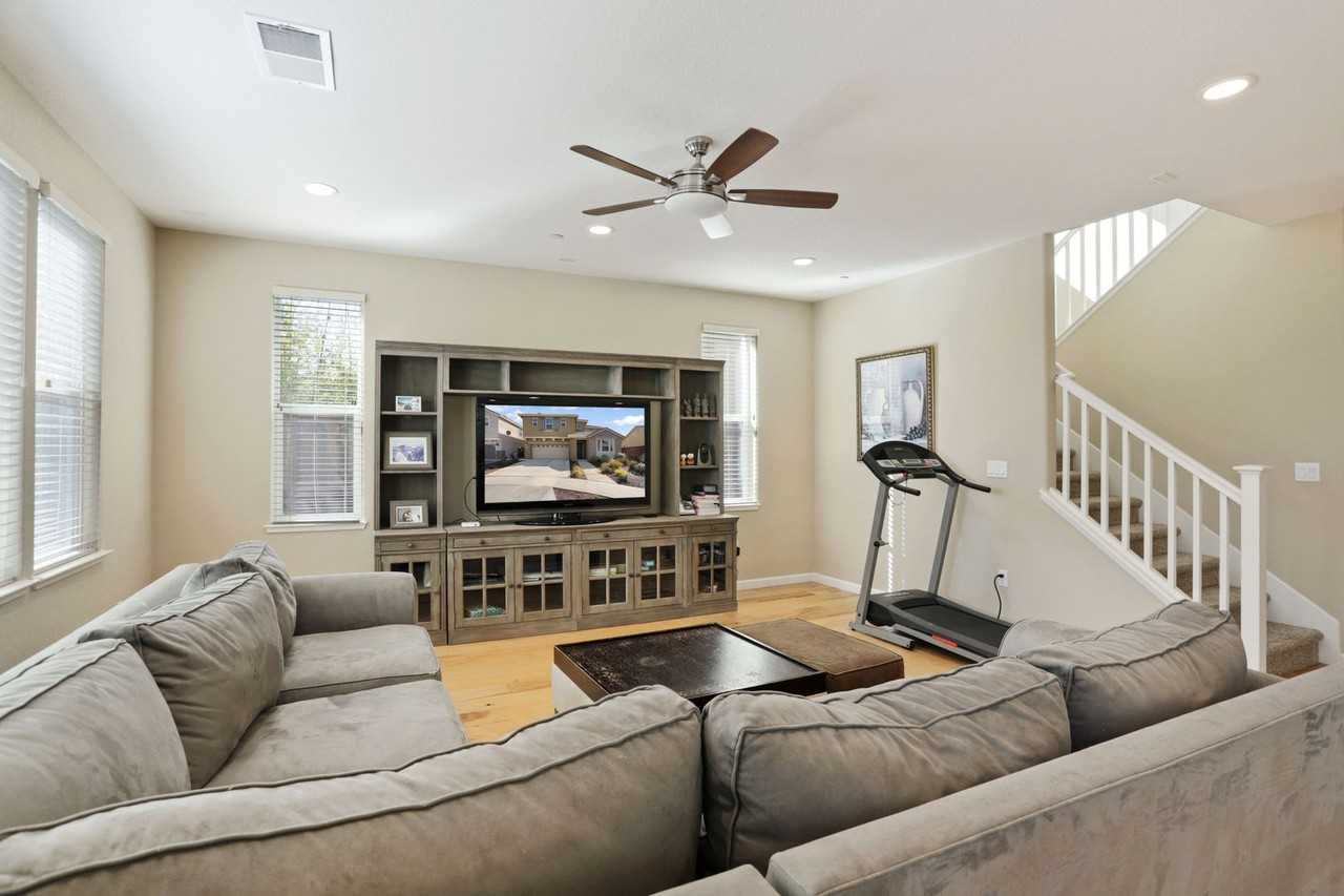 1921 Earl Ct - Photo 7 of 34