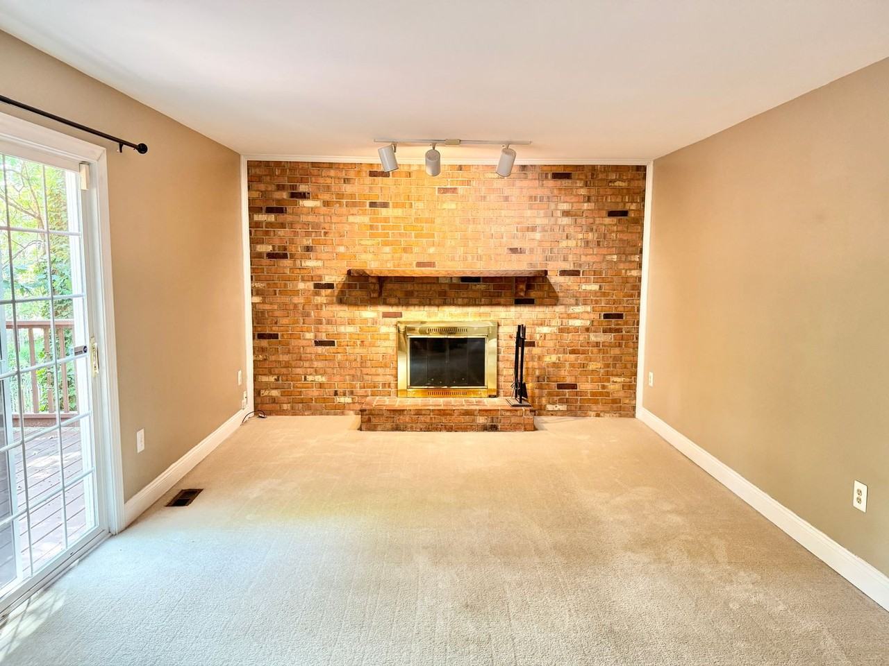 15407 Skyline Dr - Photo 7 of 34