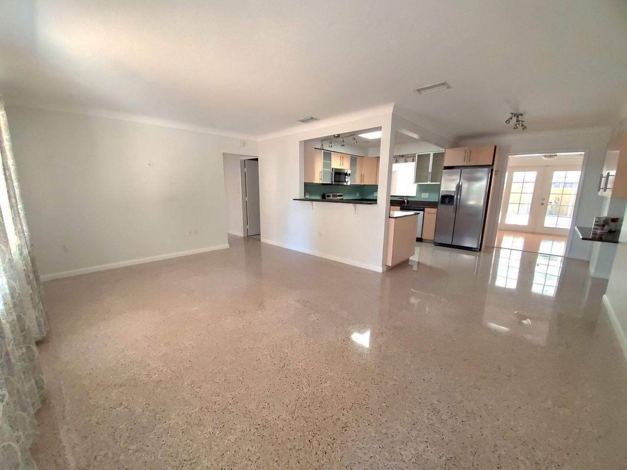 5015 Eastchester Dr - Photo 4 of 31