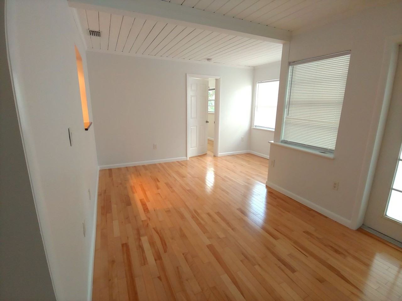 5015 Eastchester Dr - Photo 5 of 31