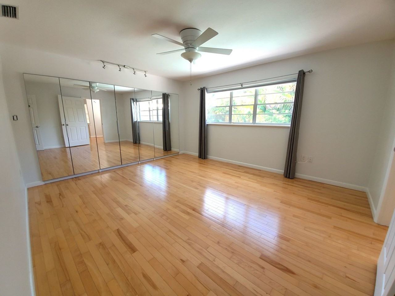 5015 Eastchester Dr - Photo 7 of 31