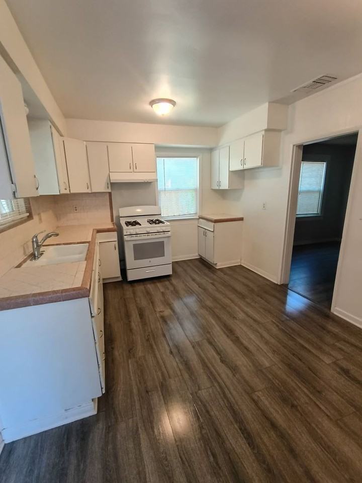 4075 Pine St - Photo 4 of 13