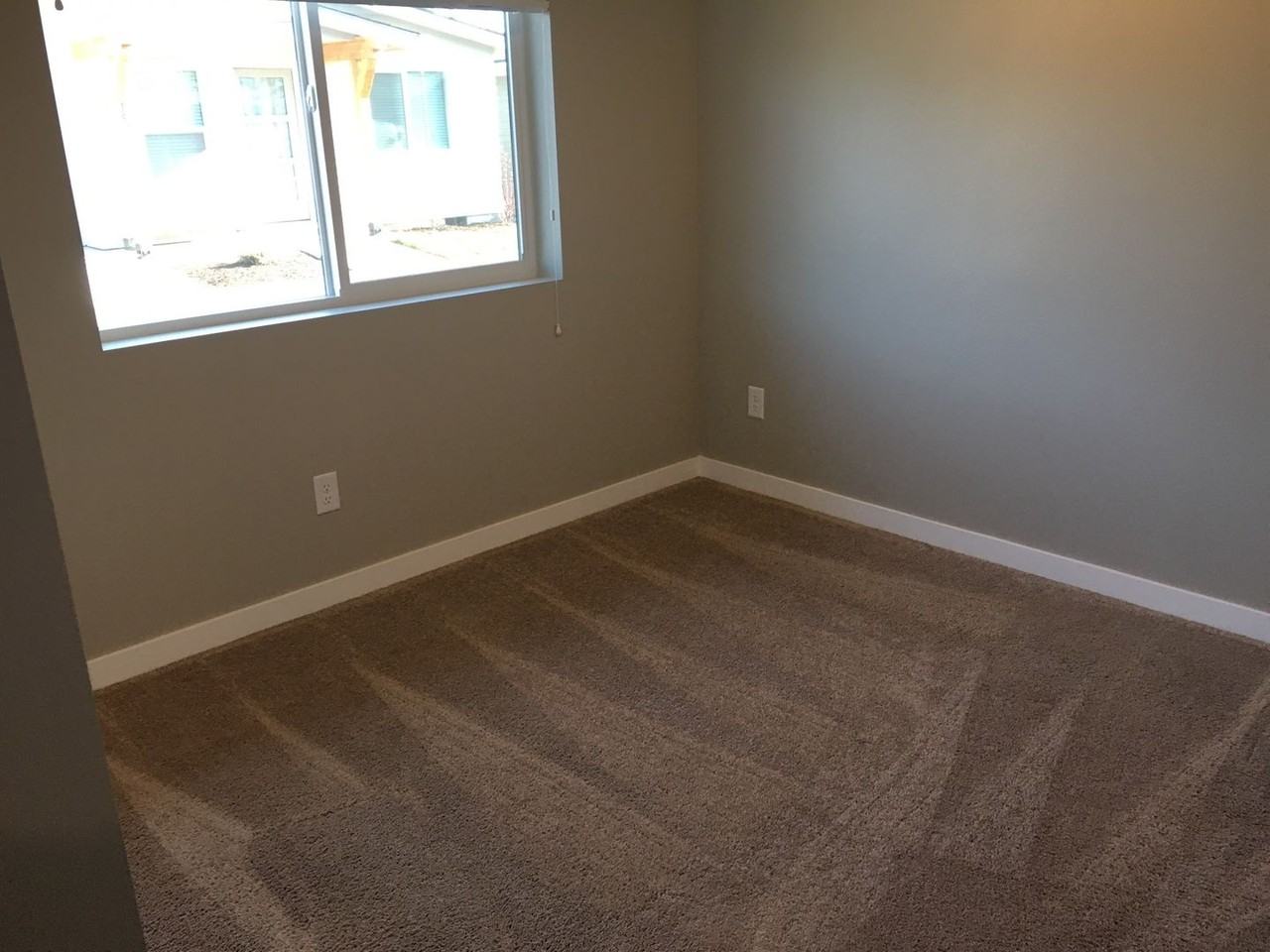 1615 Ne Rumgay Ln - Photo 5 of 11