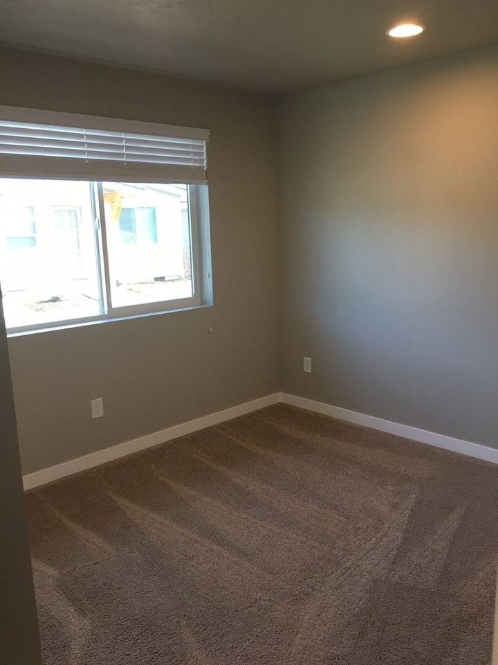 1615 Ne Rumgay Ln - Photo 6 of 11