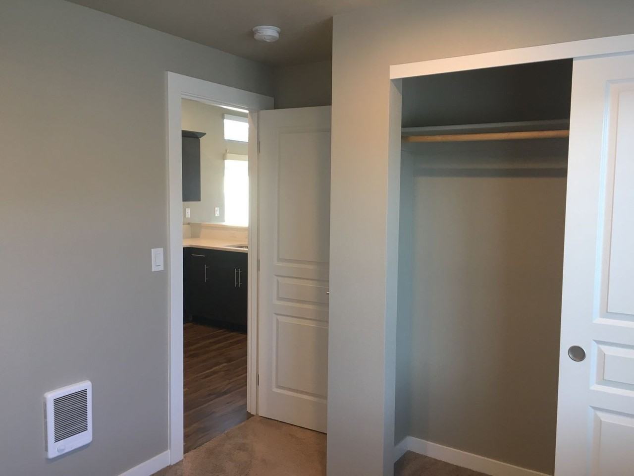 1615 Ne Rumgay Ln - Photo 7 of 11