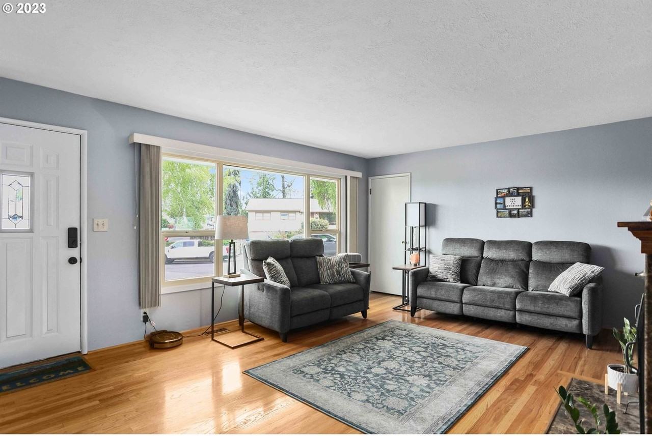 618 E 20th St - Photo 3 of 26