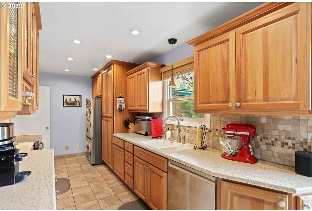 618 E 20th St - Photo 5 of 26