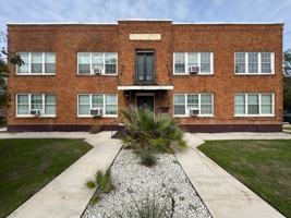 featured image of 1409 W Woodlawn Ave