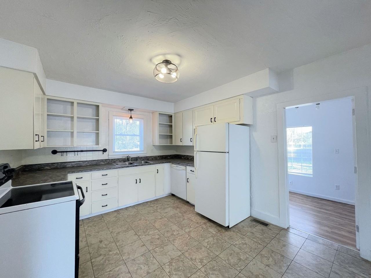 2206 W Nickerson Blvd - Photo 5 of 18