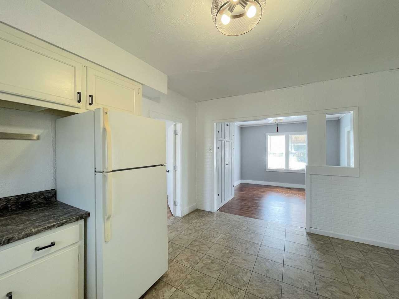 2206 W Nickerson Blvd - Photo 6 of 18