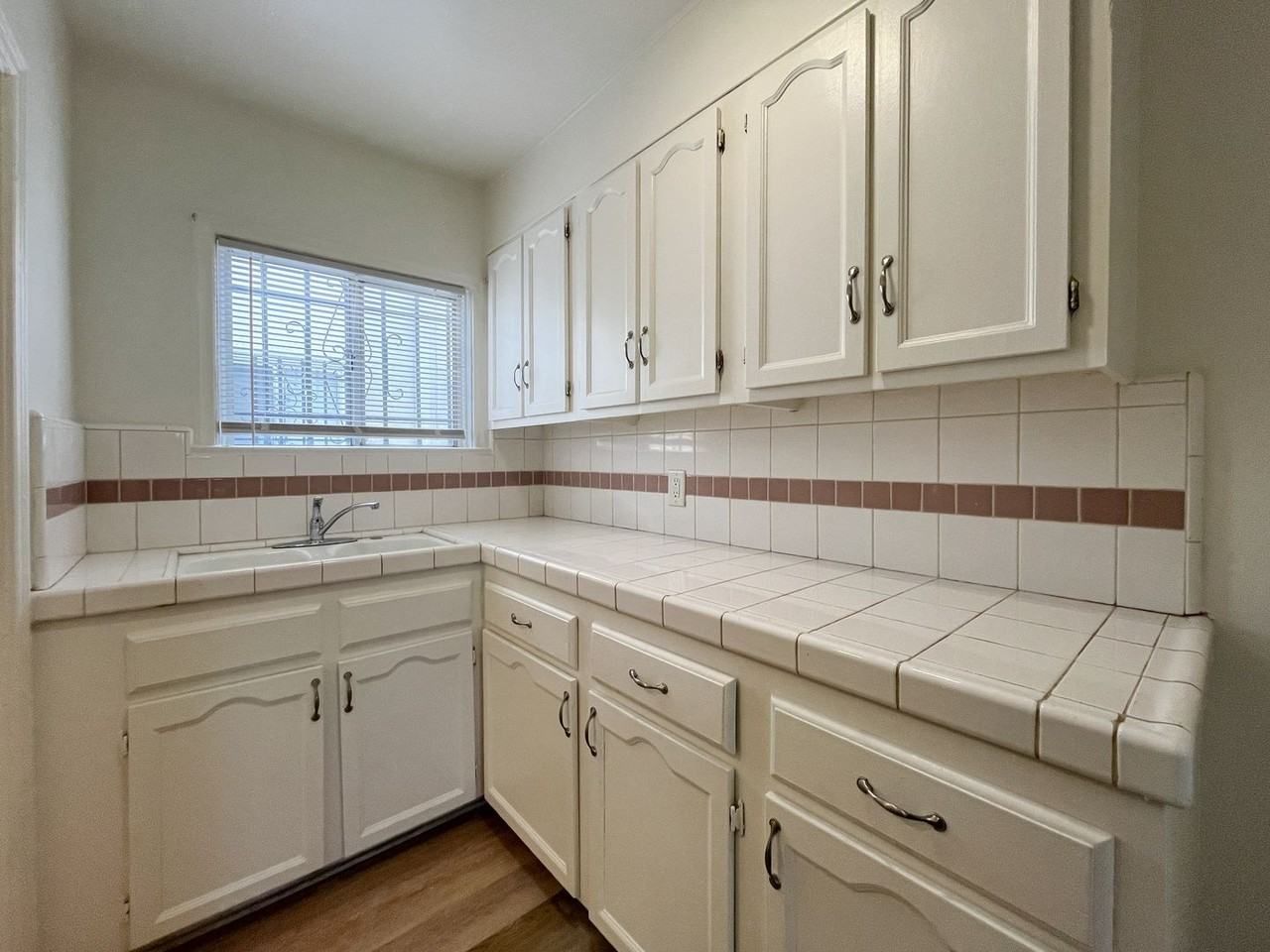 1450 W 39th St - Photo 4 of 38