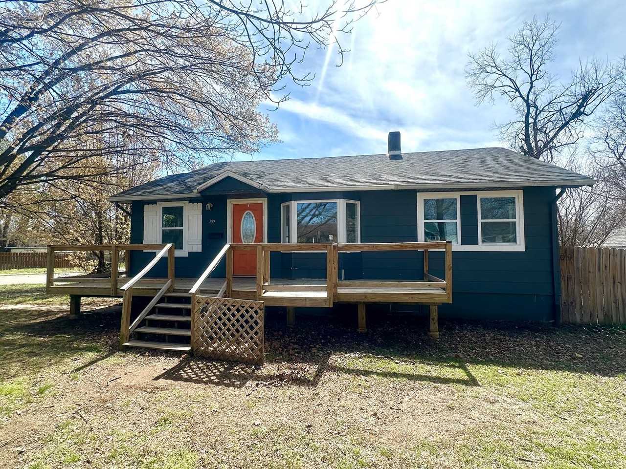 700 W Ildereen St - Photo 2 of 33