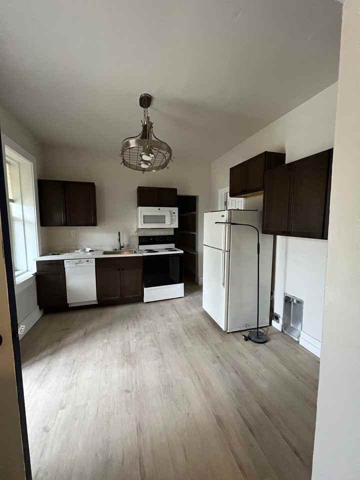 211 W Main St - Photo 2 of 7