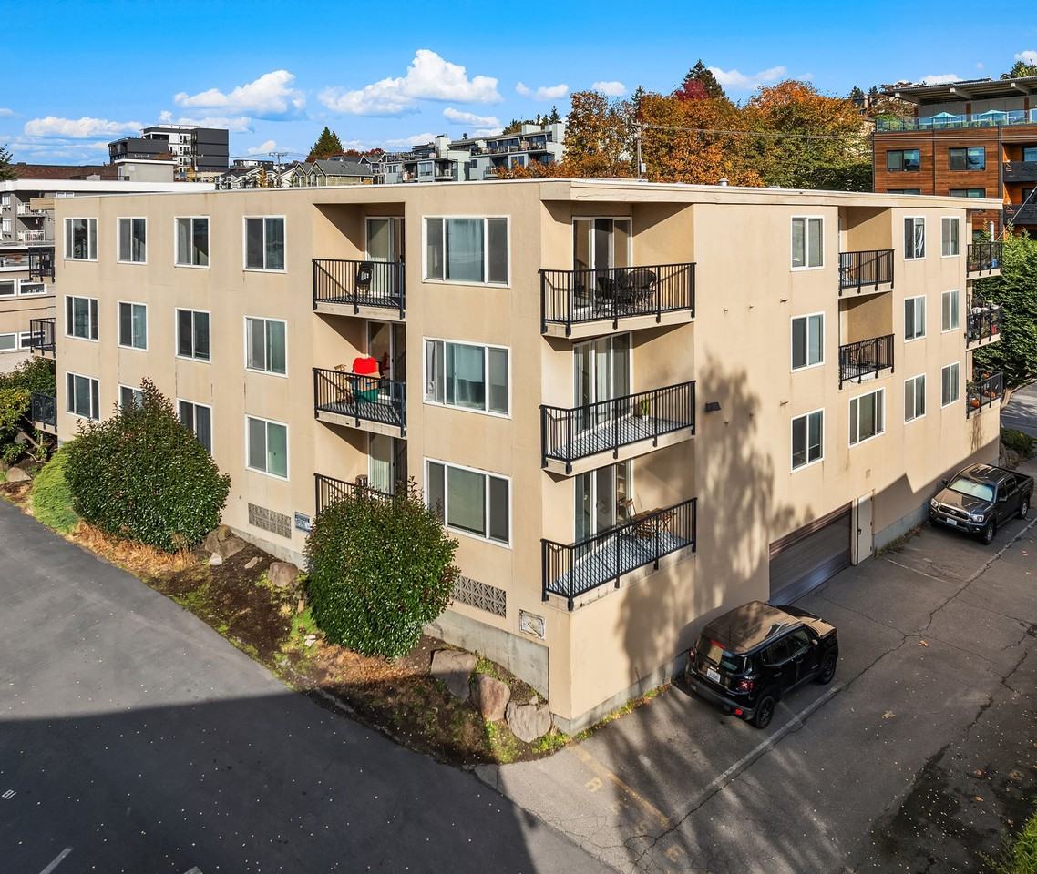 Eastlake Manor Apartments - Photo 3 of 5