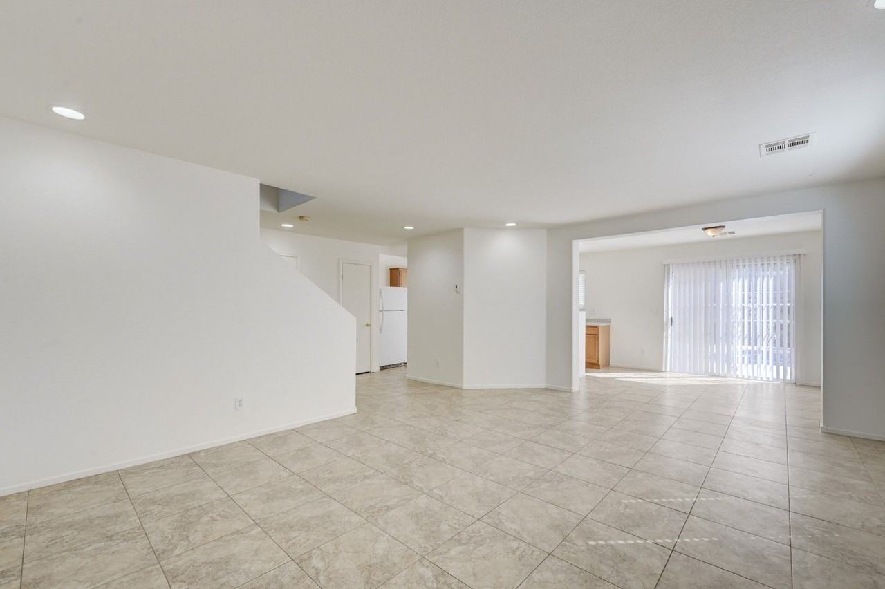 5626 Doubleday St - Photo 4 of 46