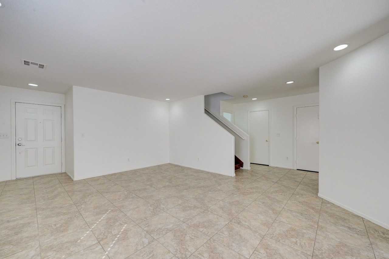 5626 Doubleday St - Photo 5 of 46