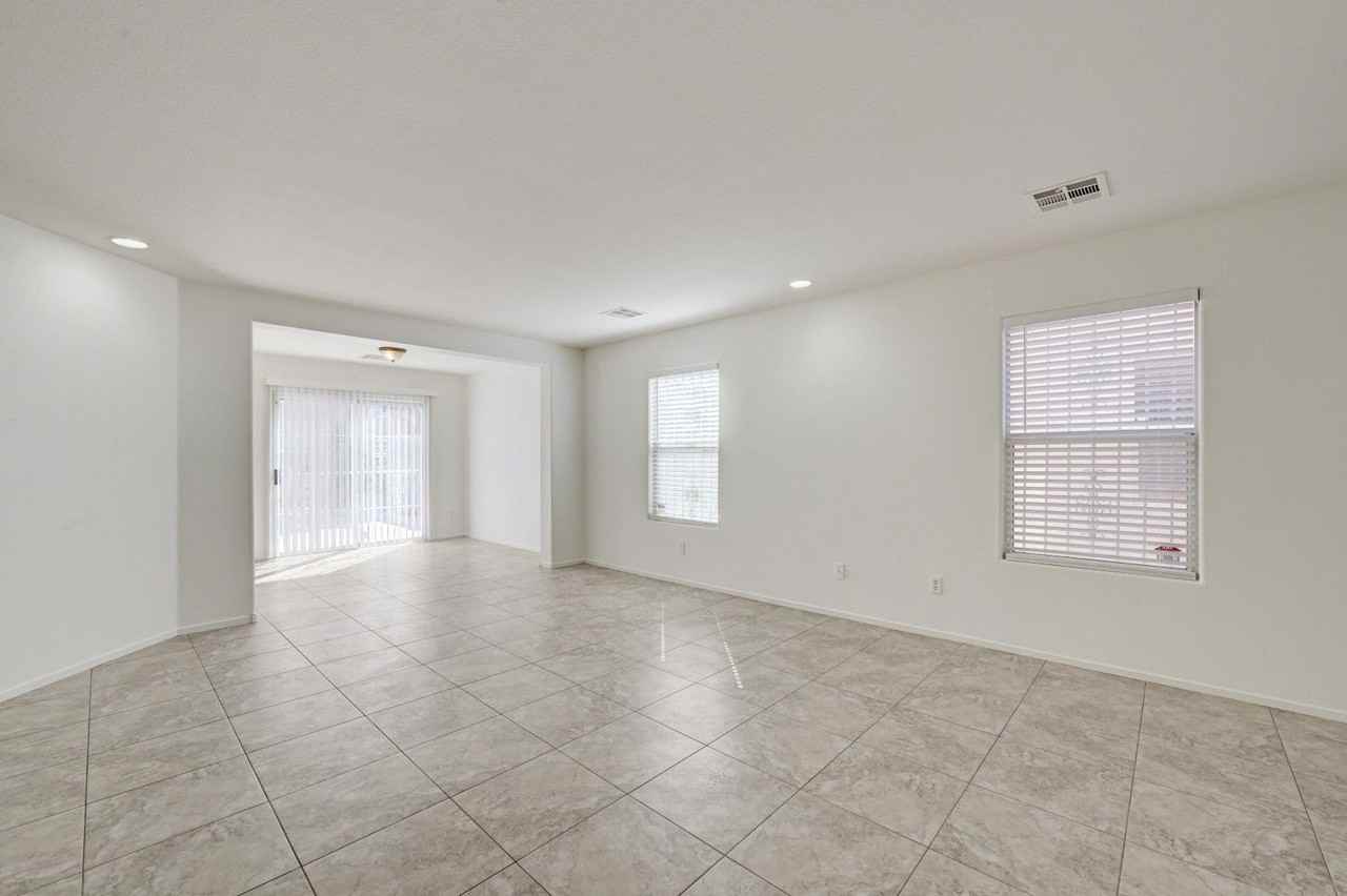 5626 Doubleday St - Photo 7 of 46