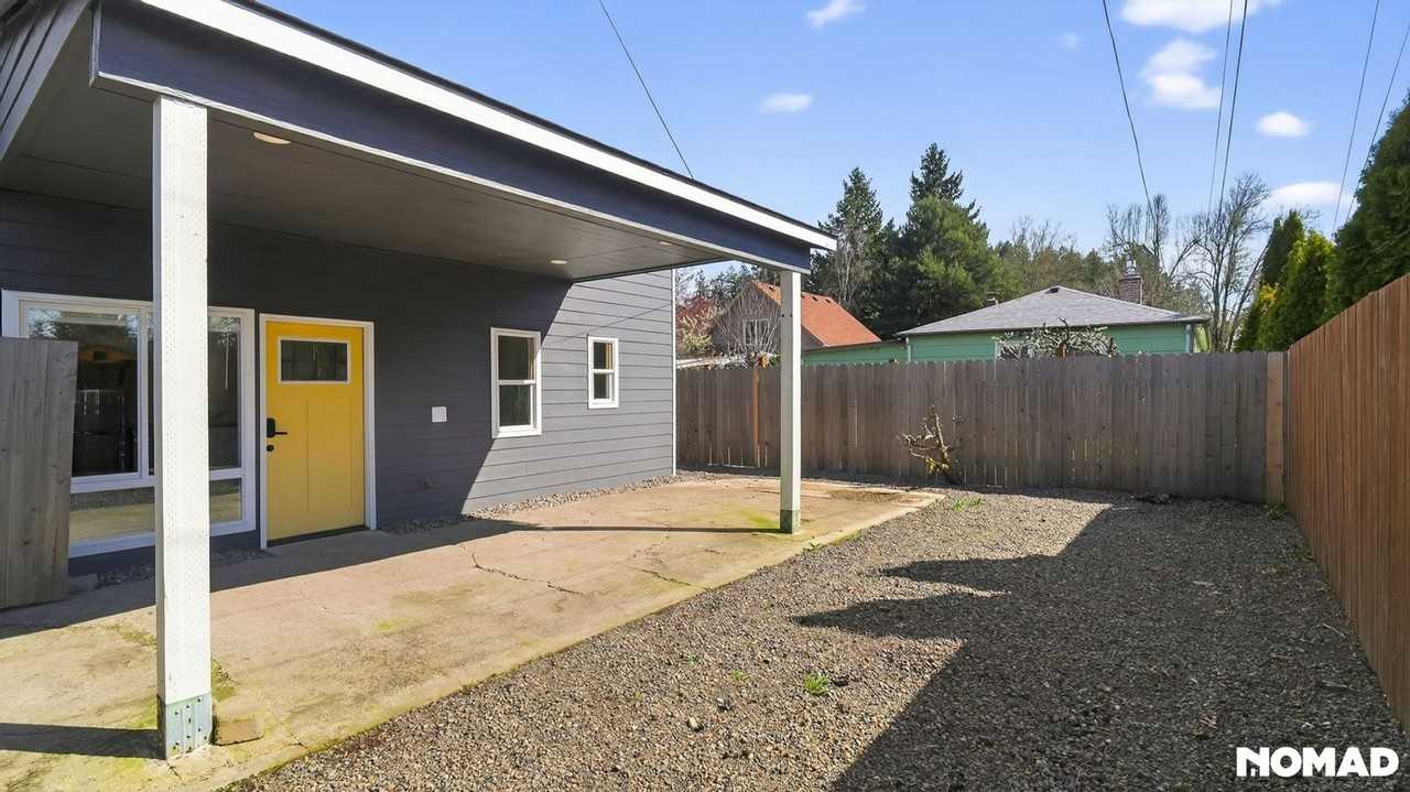 1155 18th St Ne #B - Photo 4 of 30