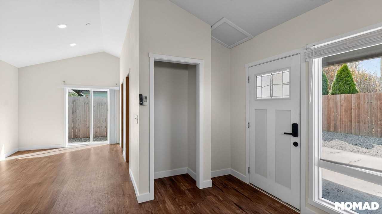 1155 18th St Ne #B - Photo 7 of 30