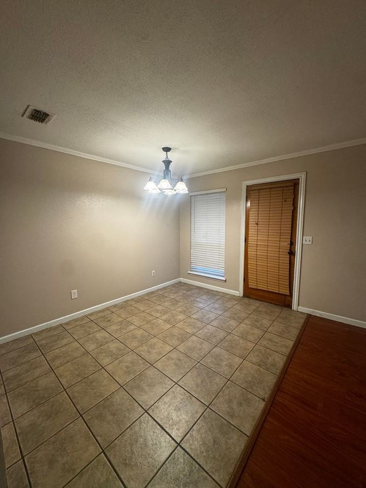 7009 Benwood Sq - Photo 3 of 18