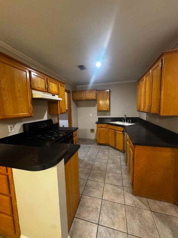 7009 Benwood Sq - Photo 5 of 18