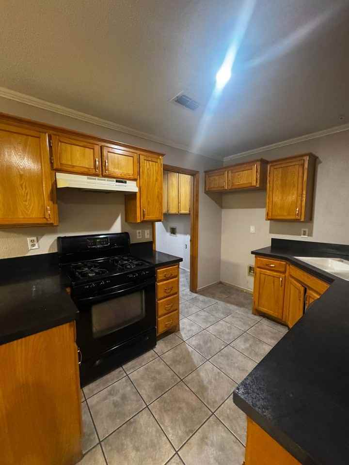 7009 Benwood Sq - Photo 7 of 18