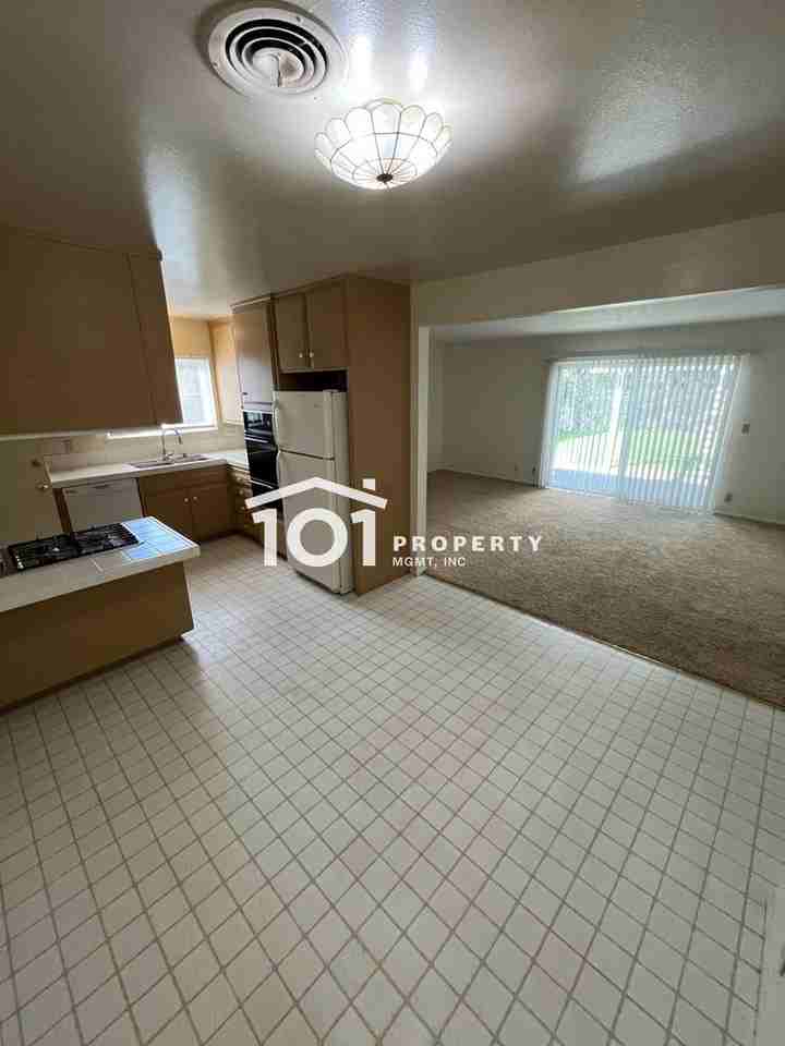 245 Santa Barbara Shores Dr - Photo 6 of 33