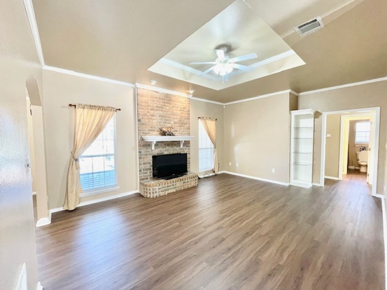 406 Lavita Dr - Photo 2 of 9