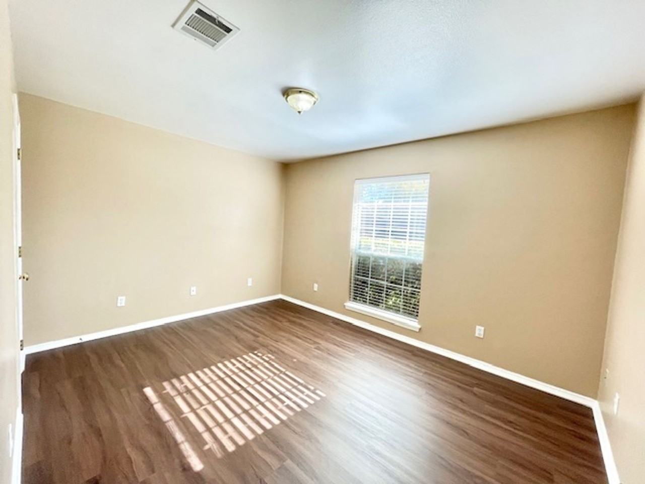 406 Lavita Dr - Photo 7 of 9