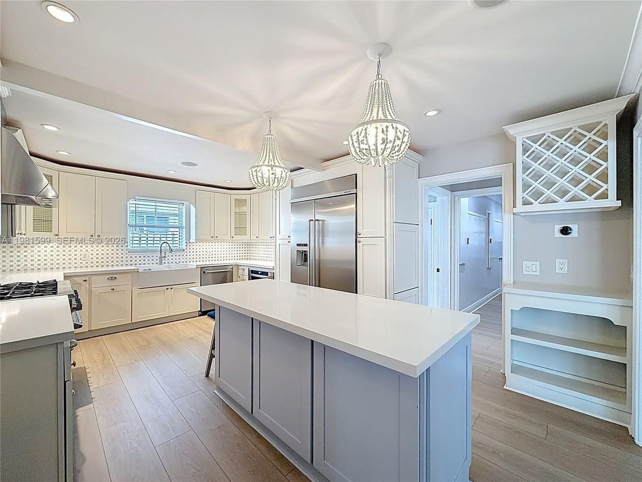 2533 Ne 21st Ter - Photo 4 of 29