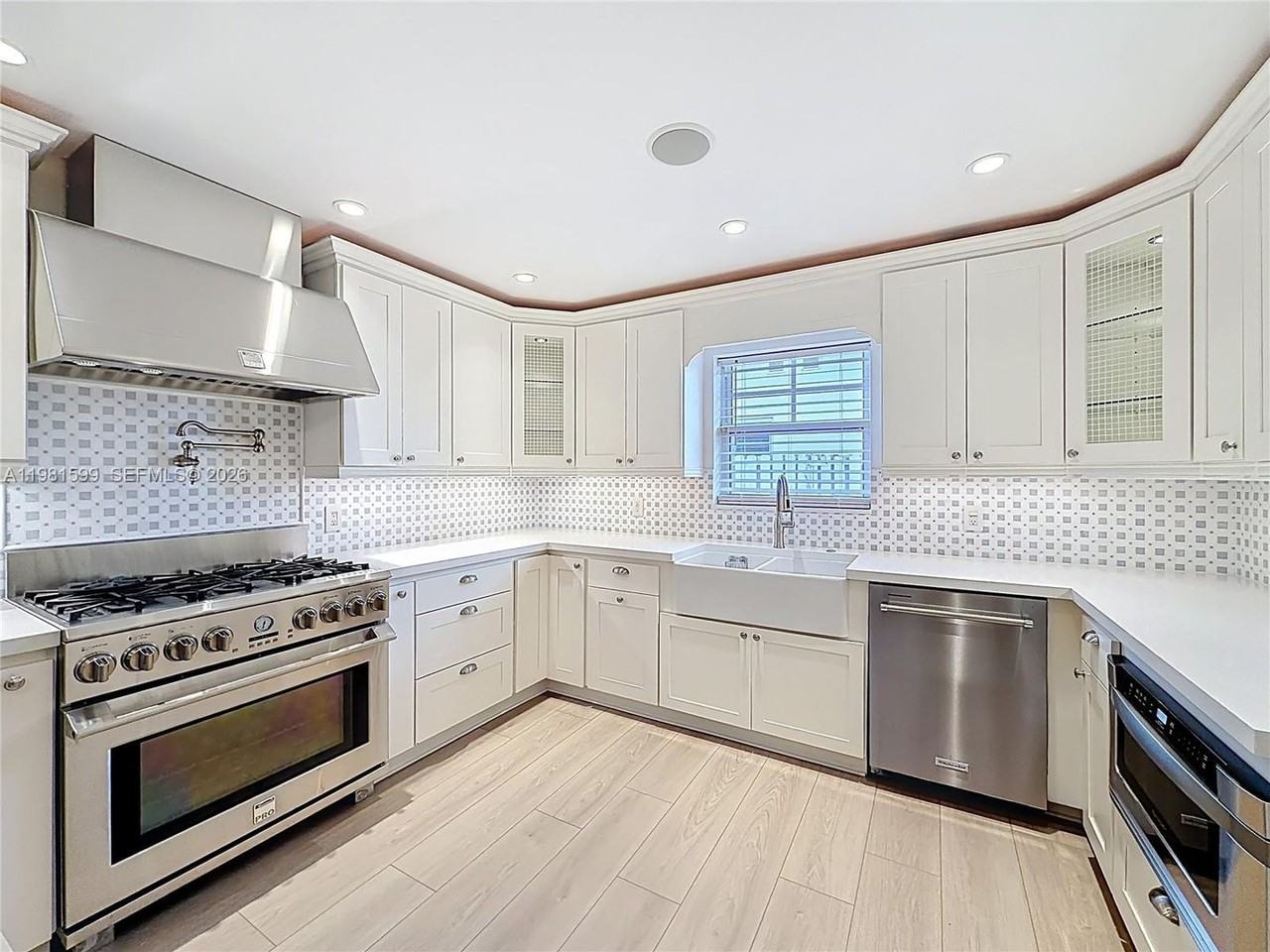 2533 Ne 21st Ter - Photo 6 of 29