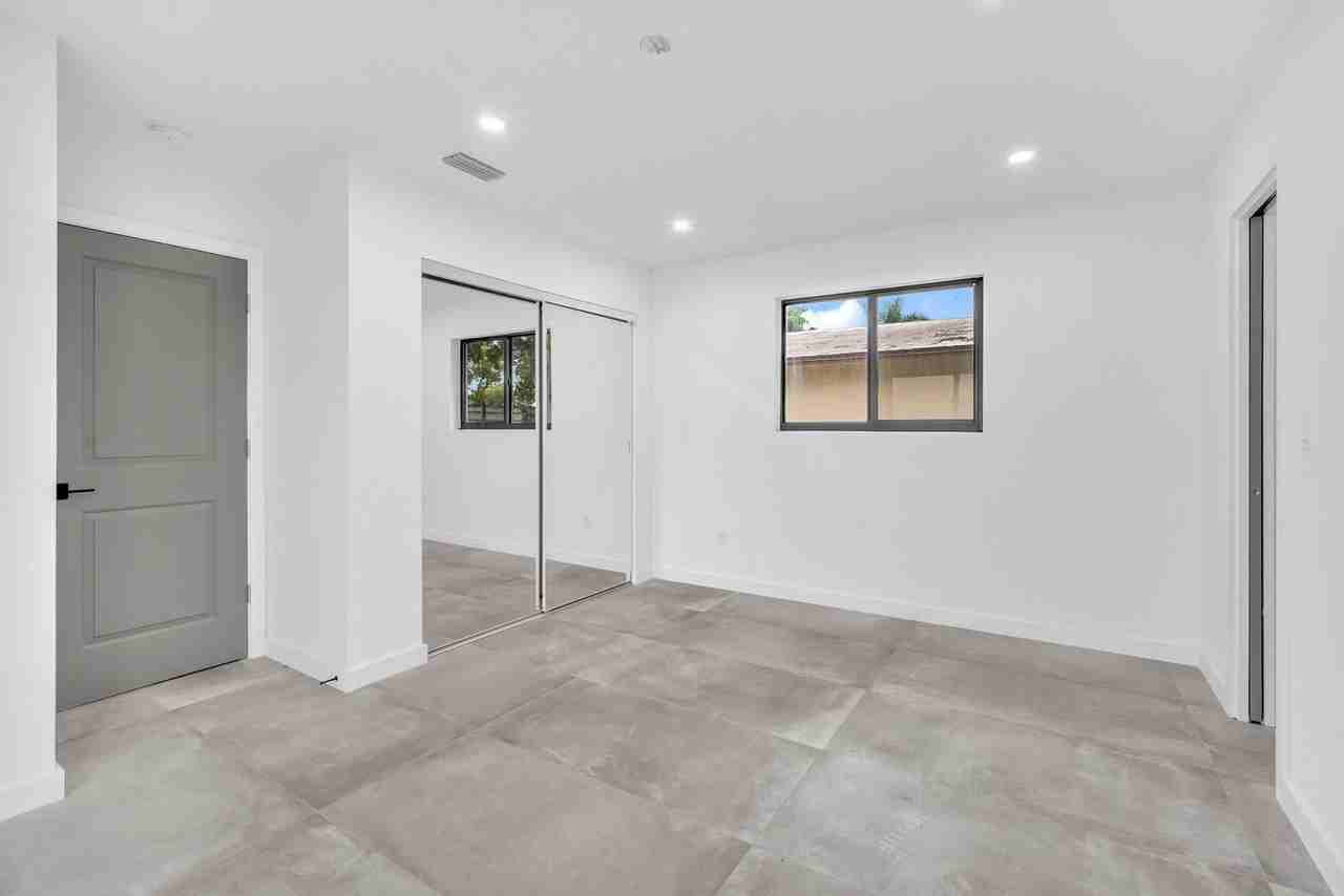 2460 Sw 58th Mnr - Photo 3 of 12